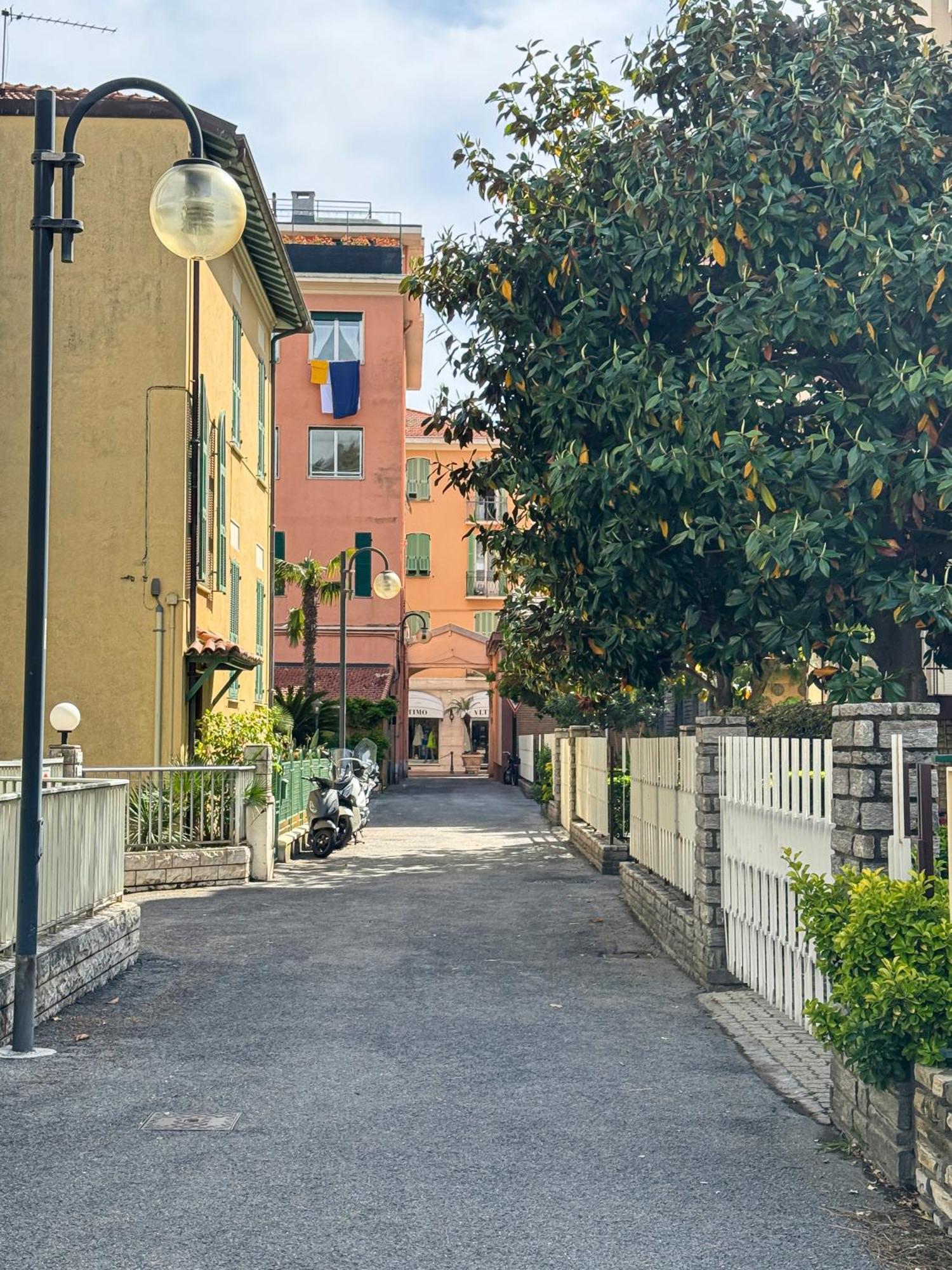 Casa Febo, In Centro Con Parcheggio Privato A 200 Mt Dal Mare Hotel Bordighera Bagian luar foto