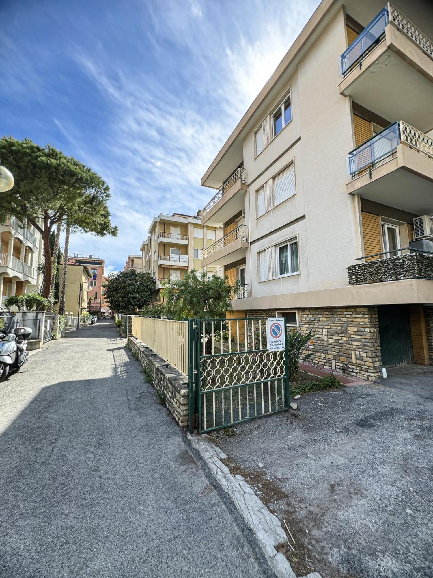 Casa Febo, In Centro Con Parcheggio Privato A 200 Mt Dal Mare Hotel Bordighera Bagian luar foto