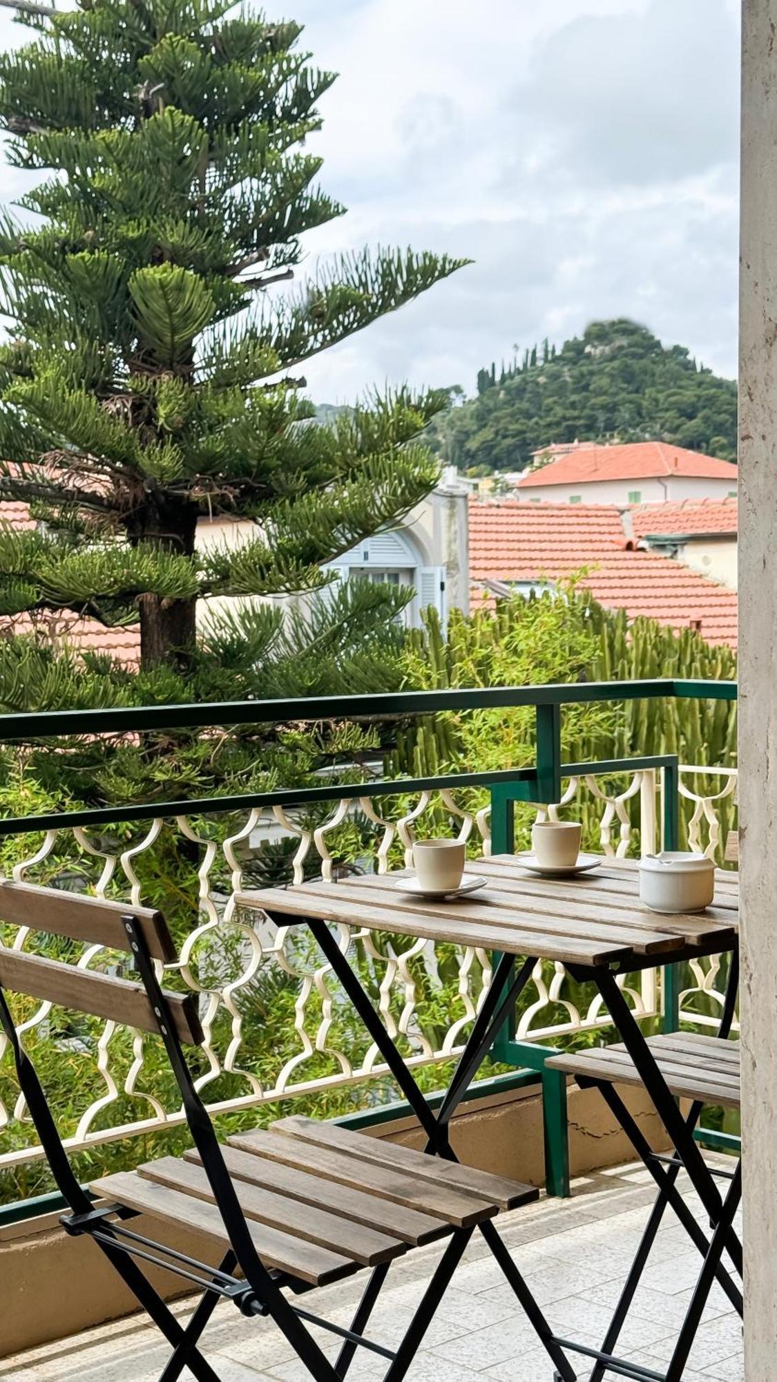 Casa Febo, In Centro Con Parcheggio Privato A 200 Mt Dal Mare Hotel Bordighera Bagian luar foto
