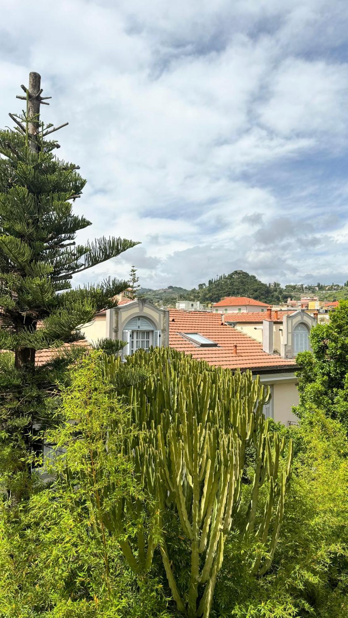 Casa Febo, In Centro Con Parcheggio Privato A 200 Mt Dal Mare Hotel Bordighera Bagian luar foto