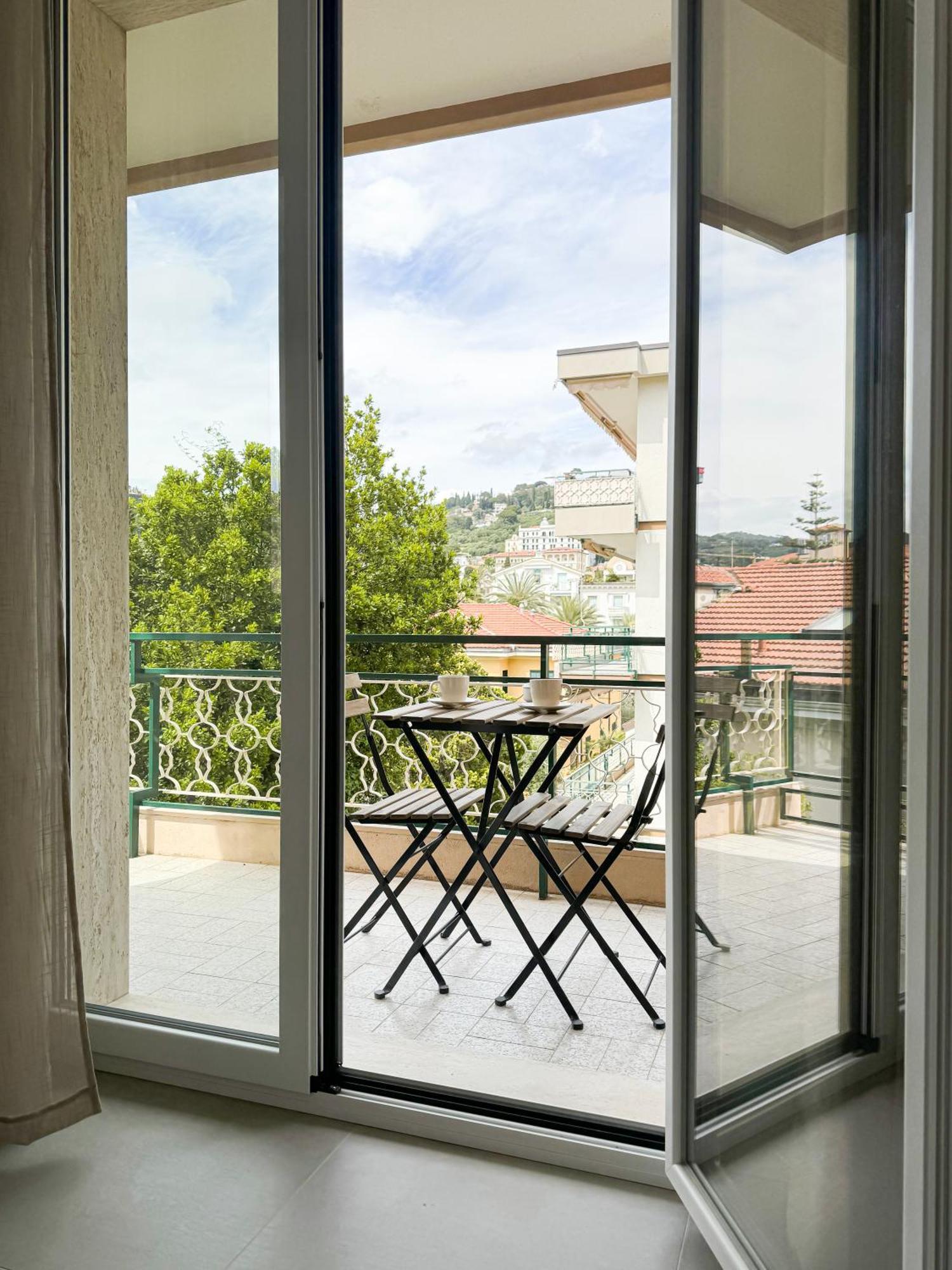Casa Febo, In Centro Con Parcheggio Privato A 200 Mt Dal Mare Hotel Bordighera Bagian luar foto